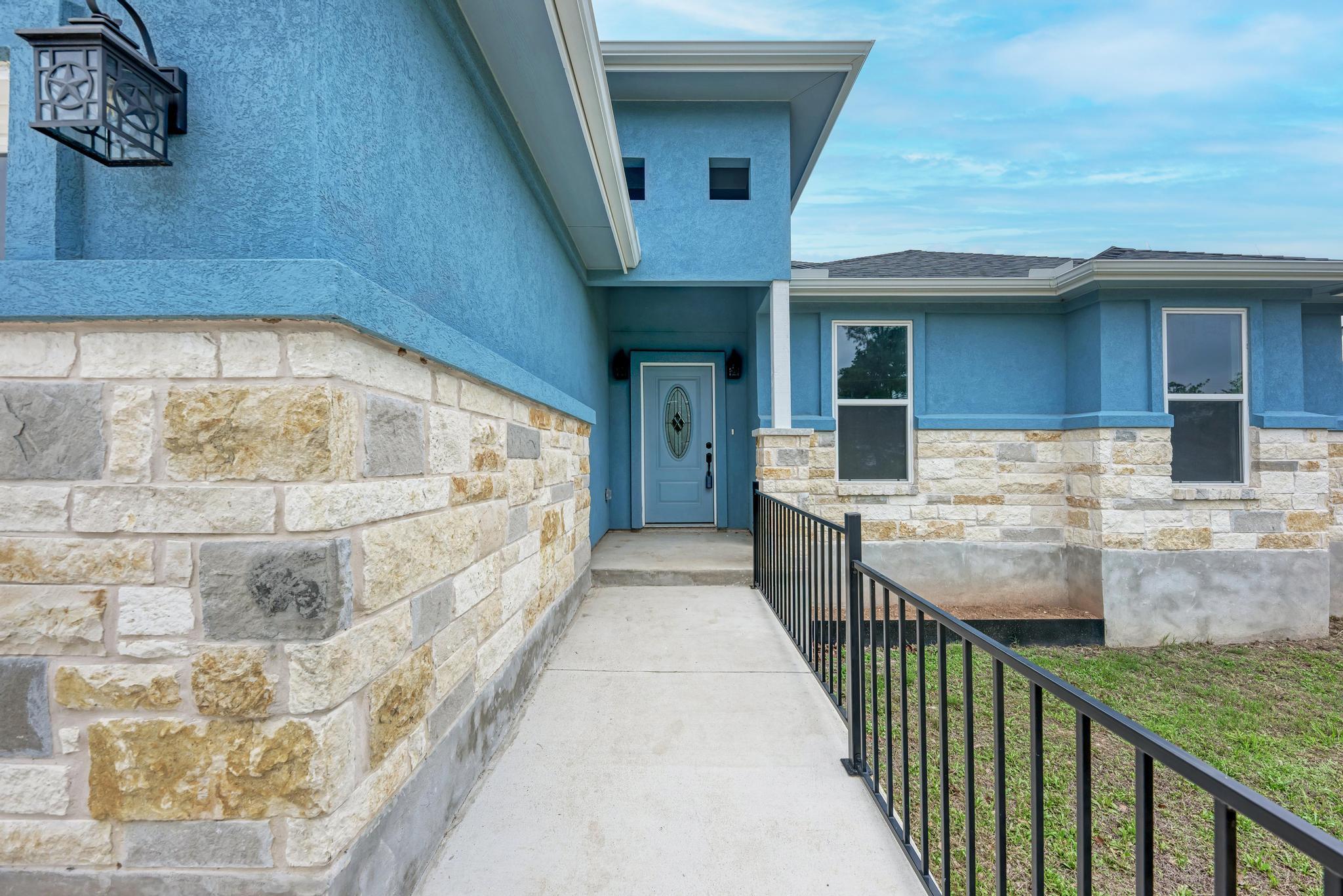 125 Comanche Dr, Paige, TX 78659