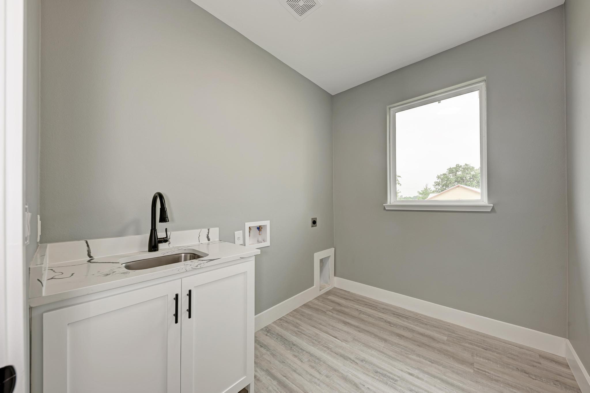 125 Comanche Dr, Paige, TX 78659