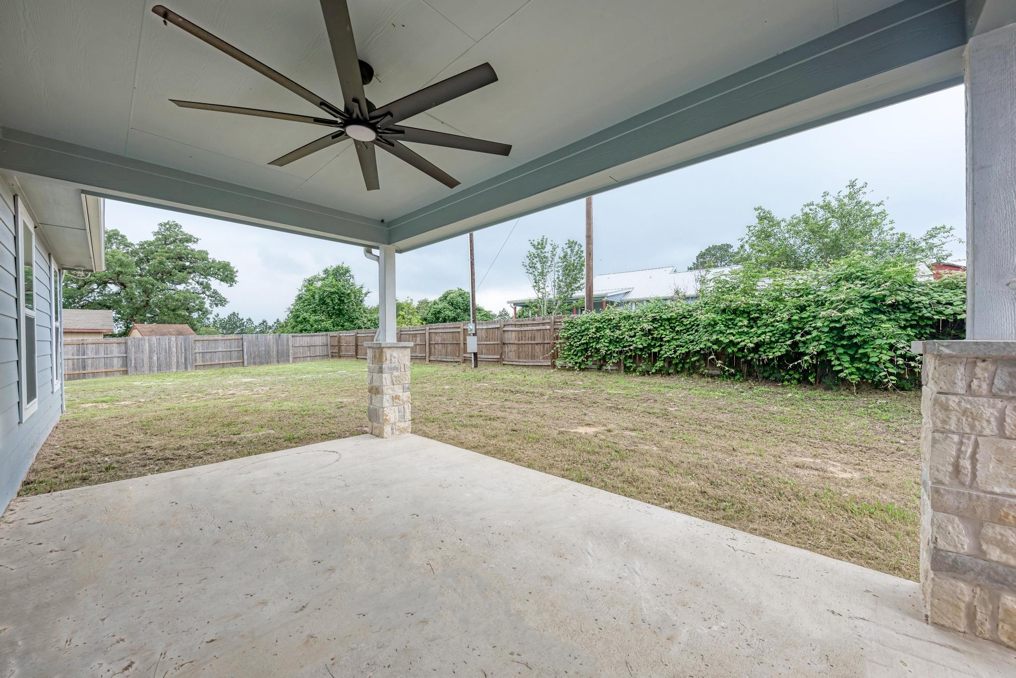125 Comanche Dr, Paige, TX 78659