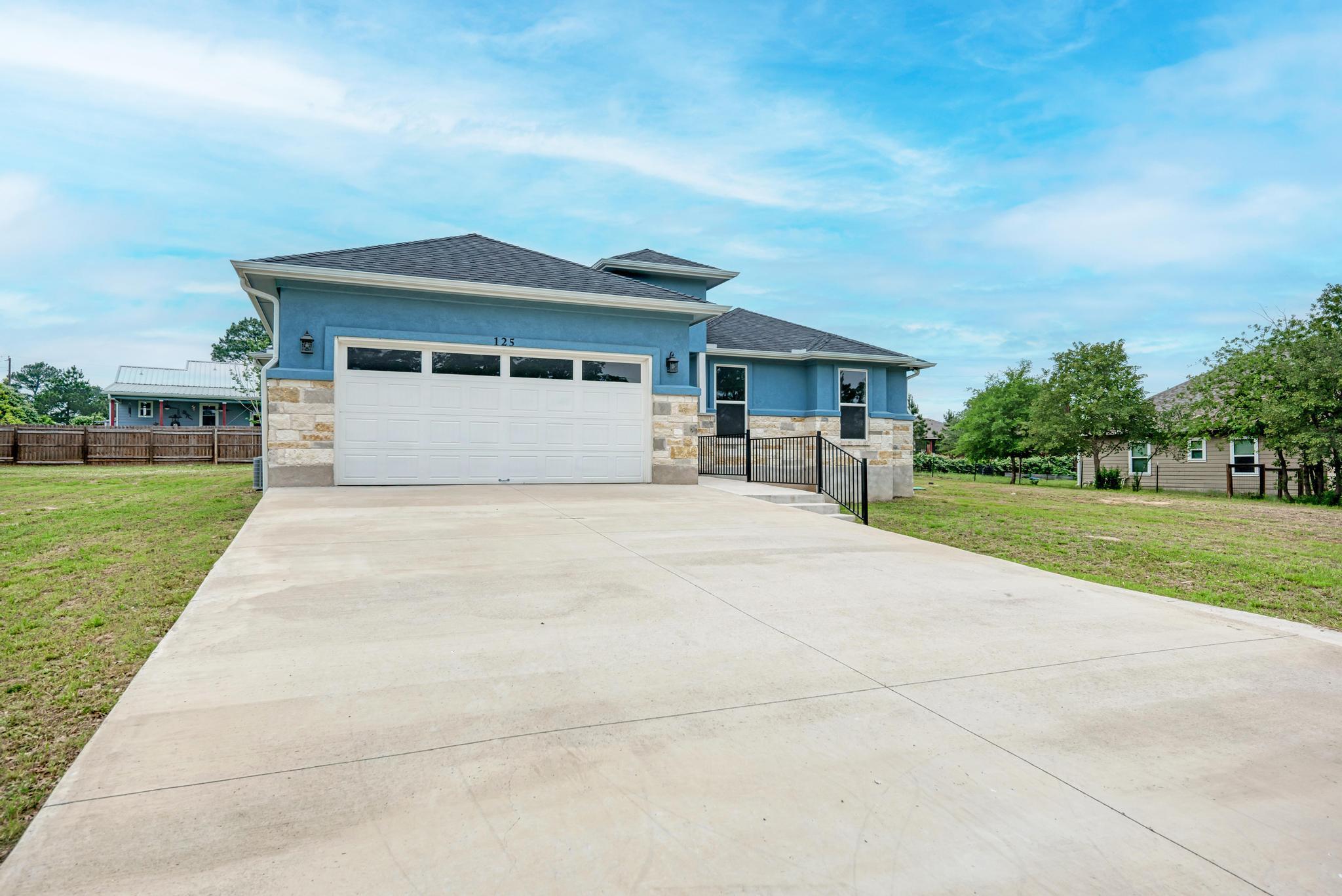125 Comanche Dr, Paige, TX 78659