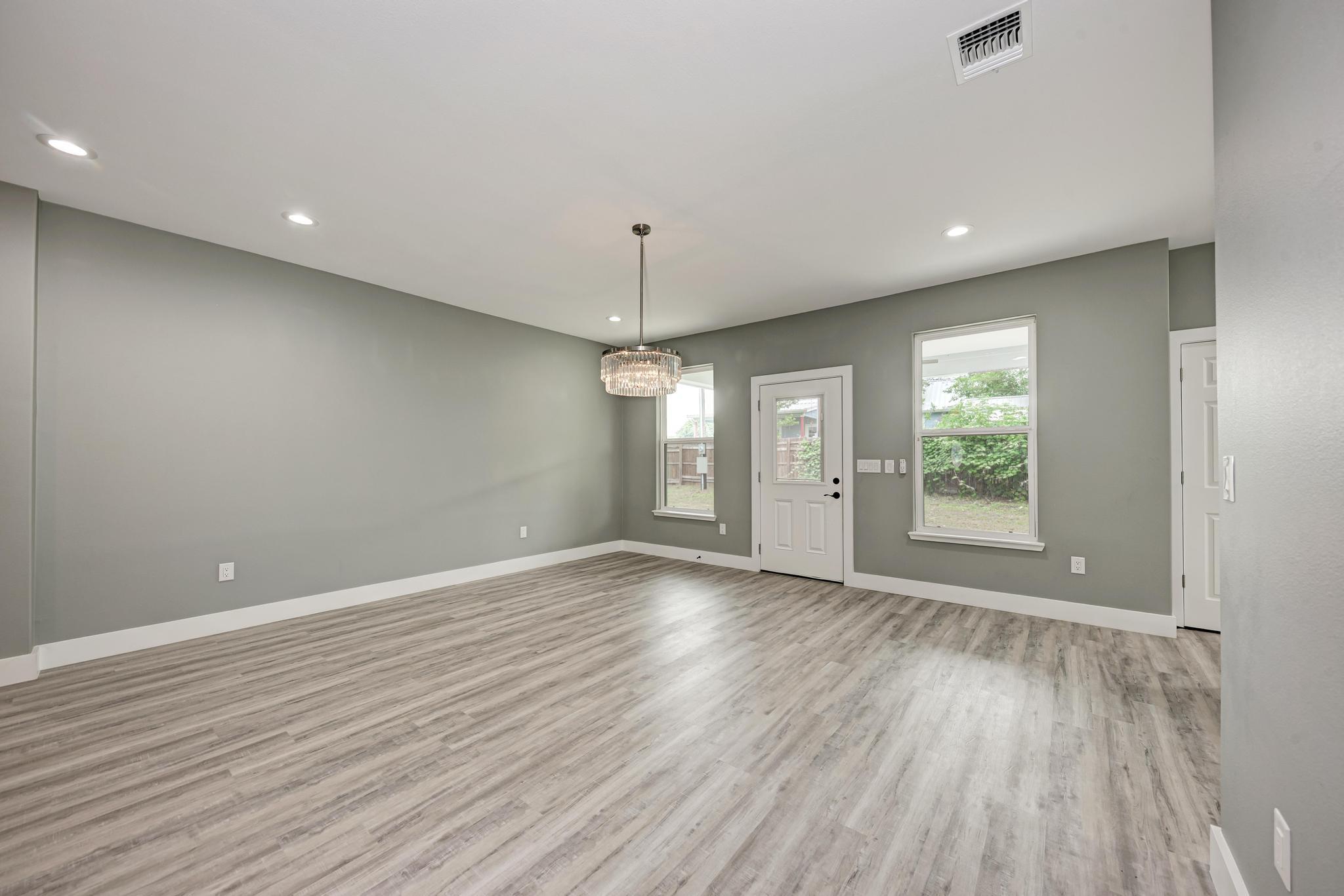 125 Comanche Dr, Paige, TX 78659