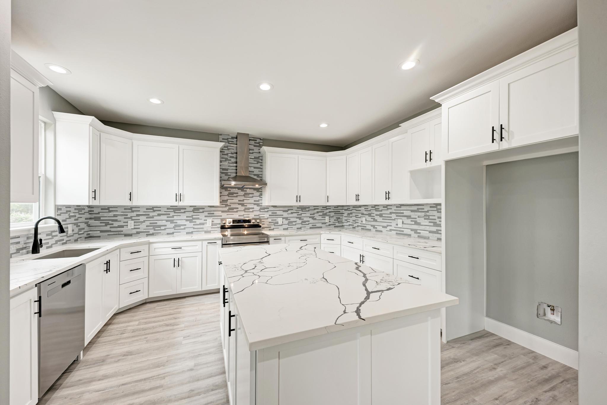 125 Comanche Dr, Paige, TX 78659