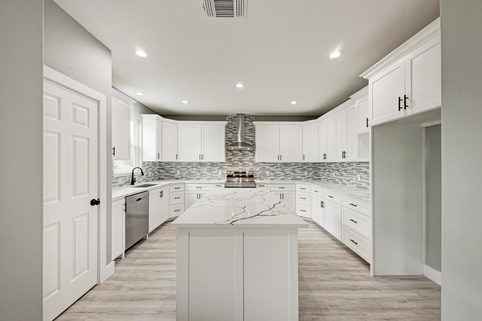 125 Comanche Dr, Paige, TX 78659