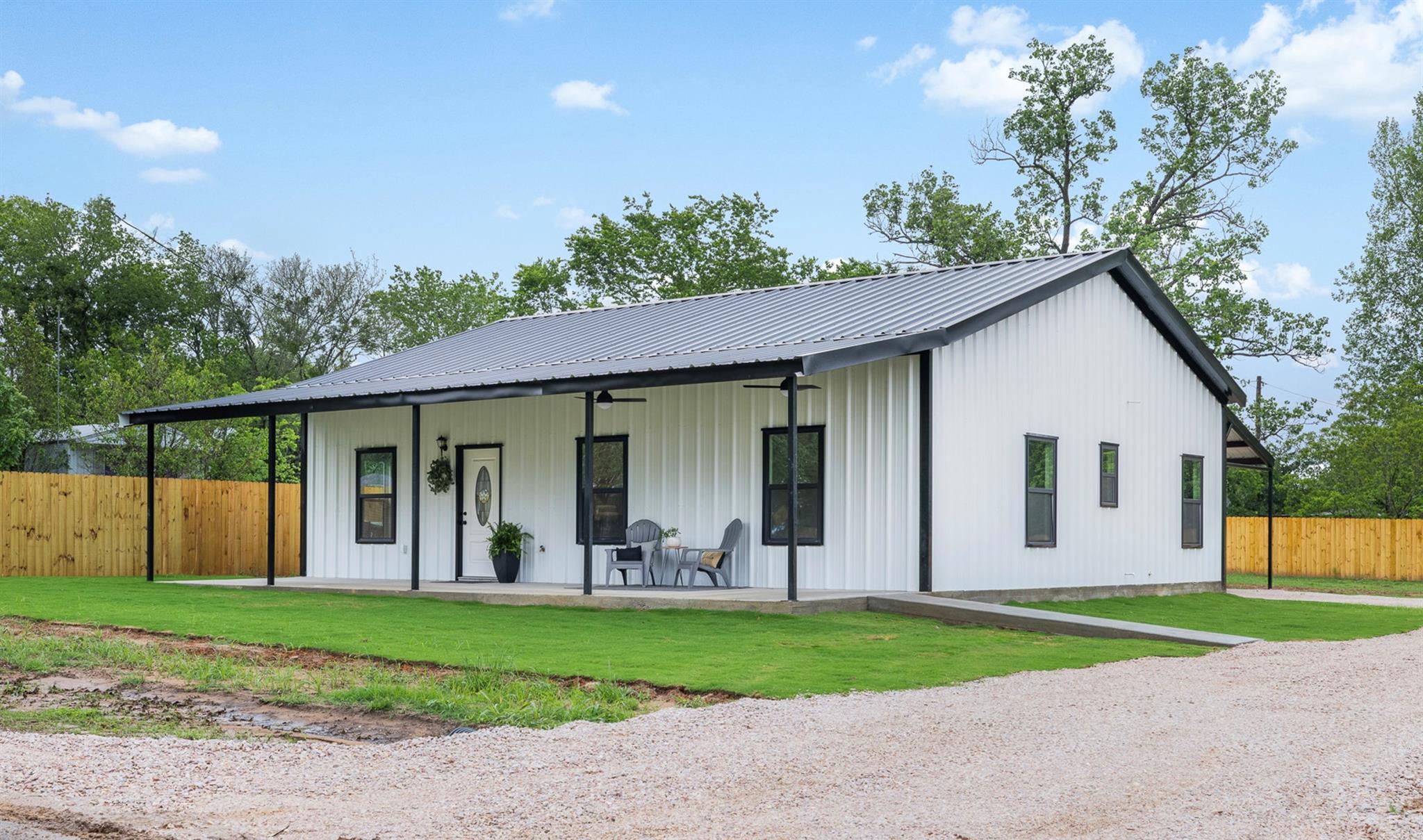 1110 Caldwell, Lexington, TX 78947