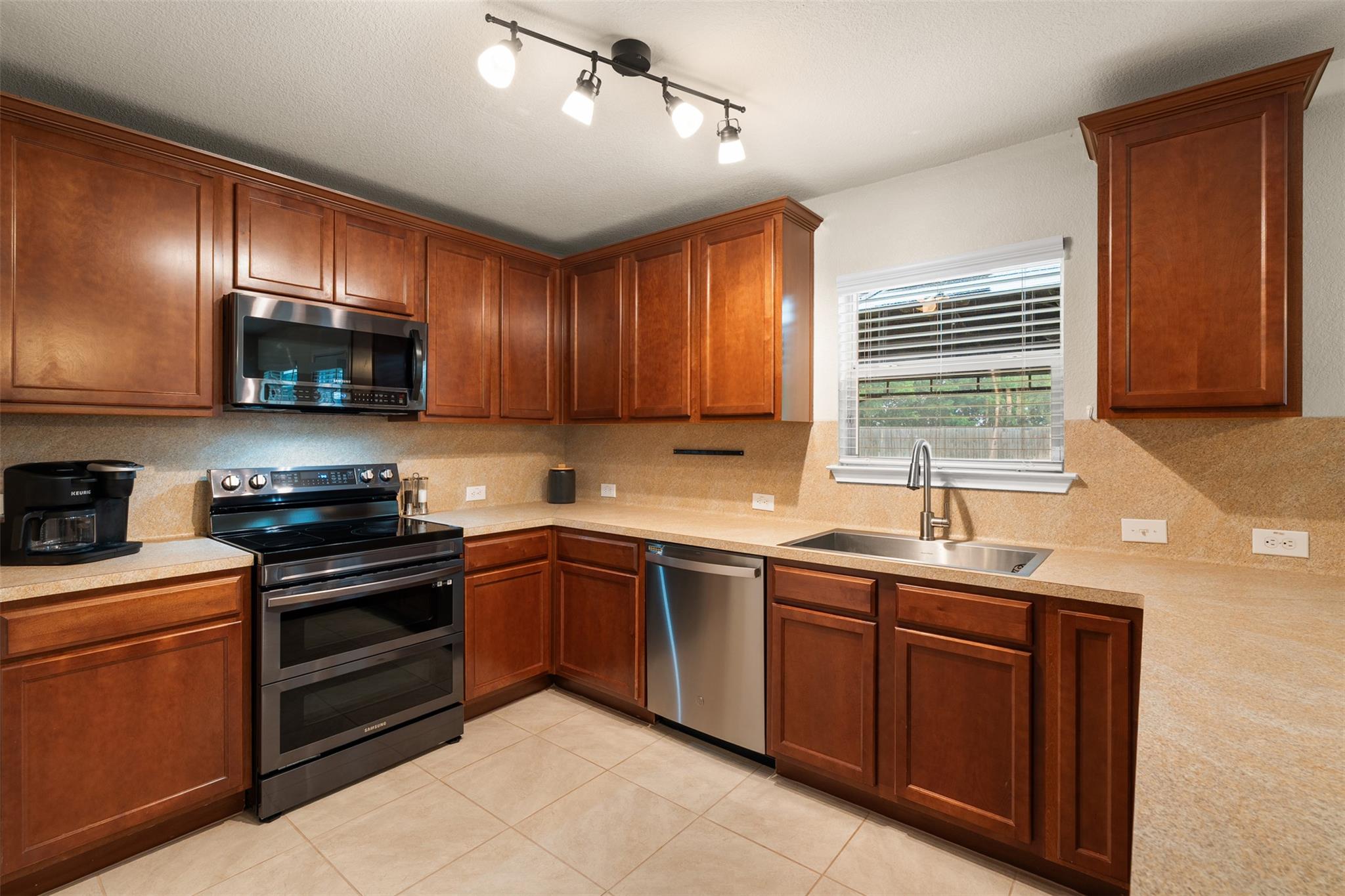 137 Barn Owl Loop, Leander, TX 78641