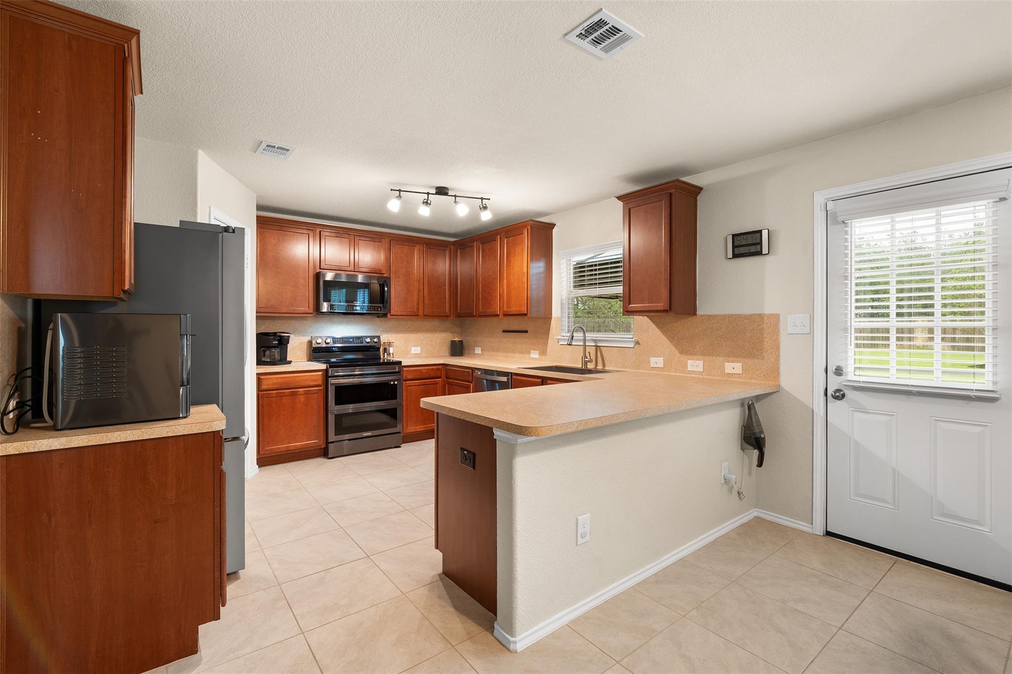 137 Barn Owl Loop, Leander, TX 78641