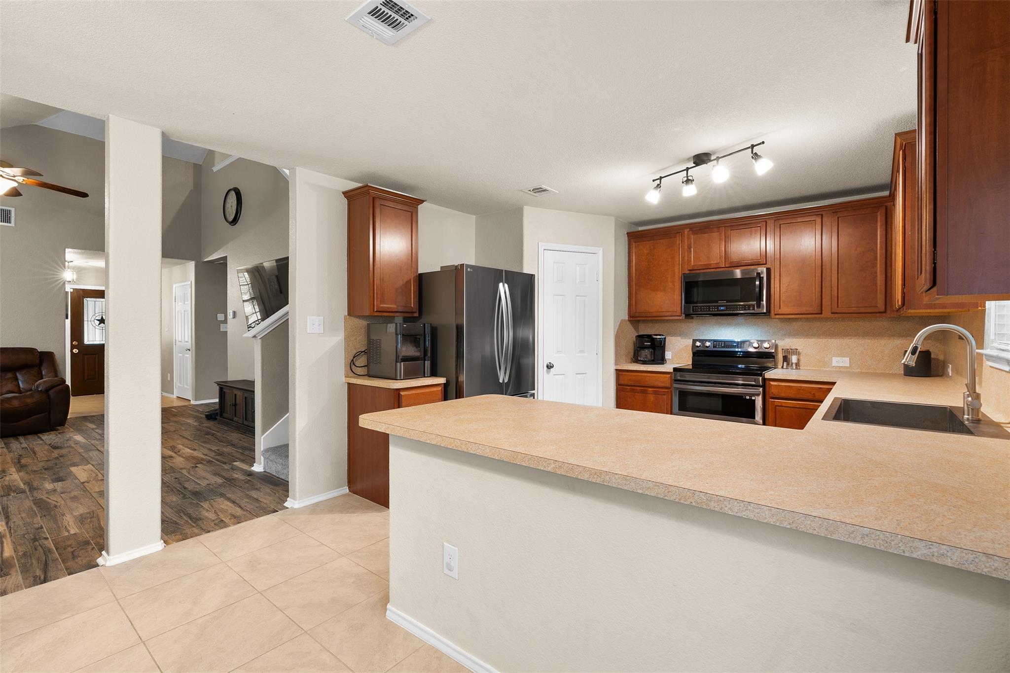 137 Barn Owl Loop, Leander, TX 78641