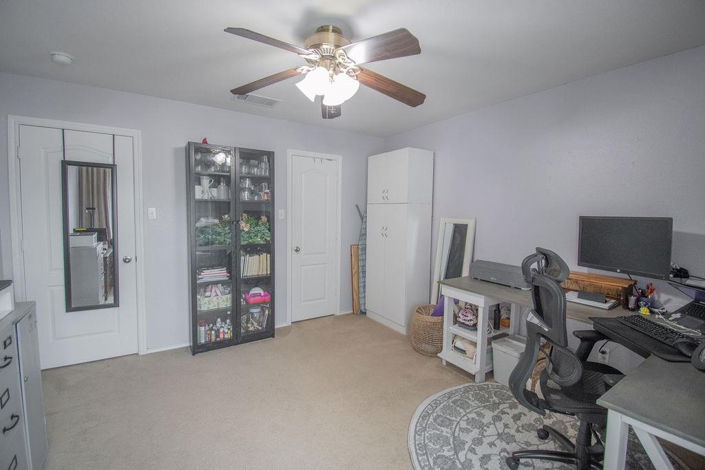 200 Floating Leaf Dr, Hutto, TX 78634