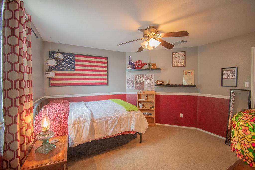 200 Floating Leaf Dr, Hutto, TX 78634