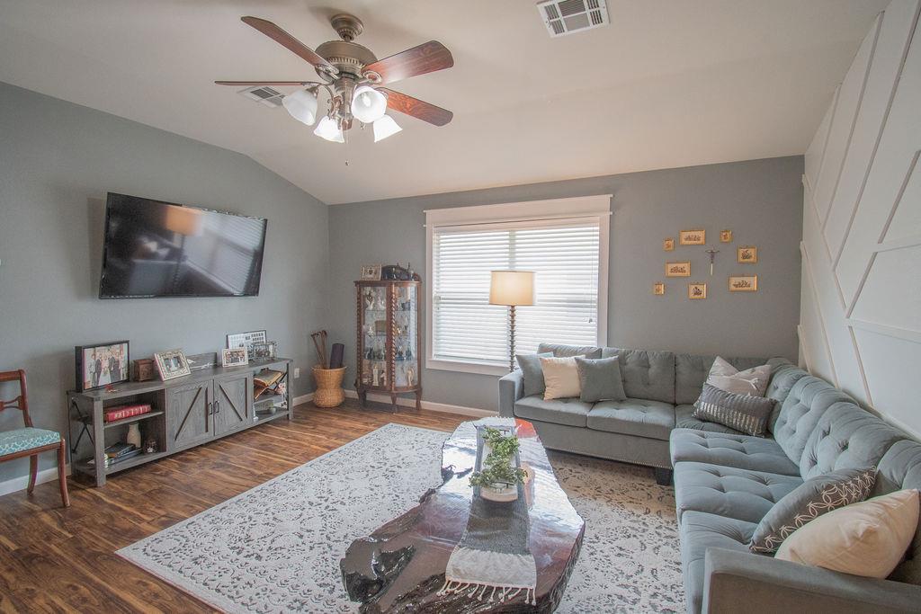 200 Floating Leaf Dr, Hutto, TX 78634