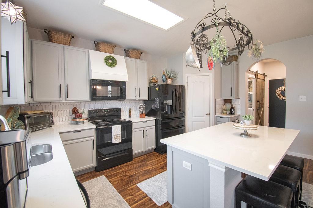 200 Floating Leaf Dr, Hutto, TX 78634