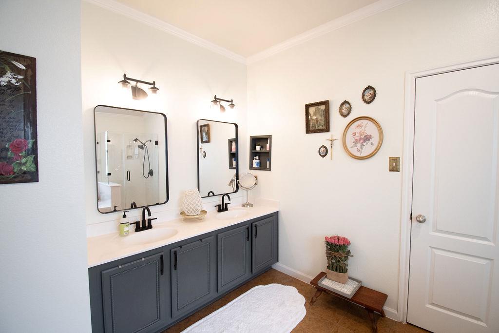 200 Floating Leaf Dr, Hutto, TX 78634