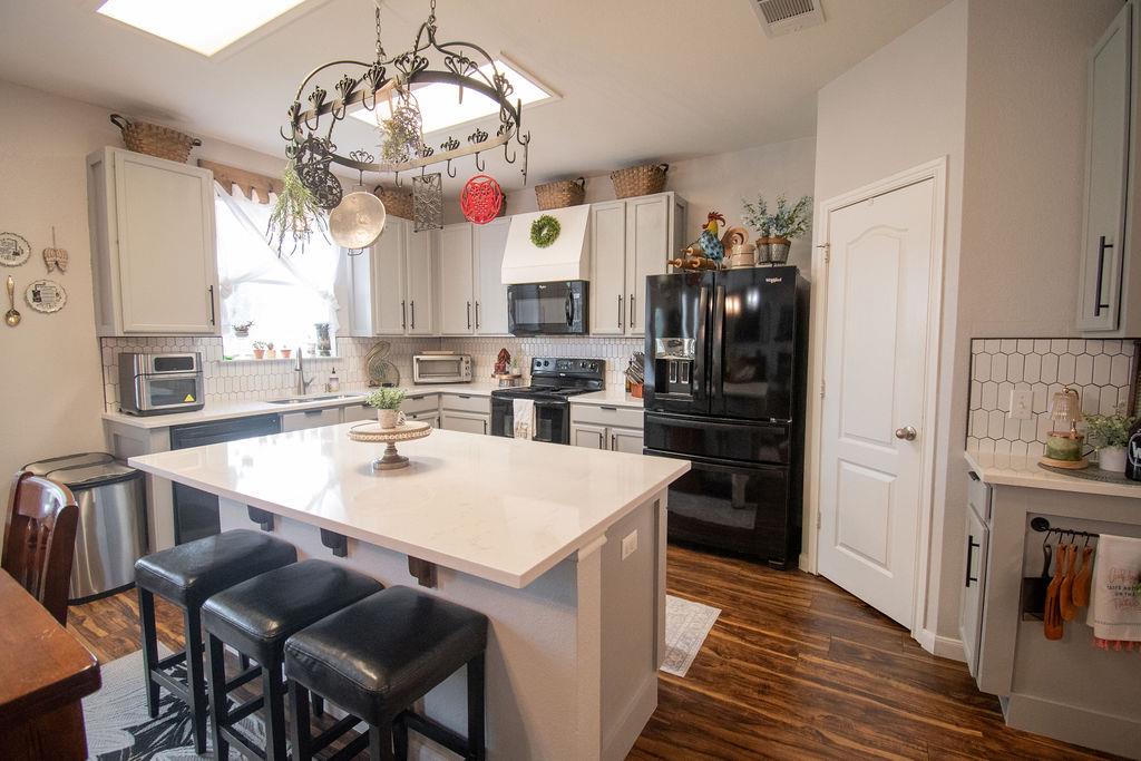 200 Floating Leaf Dr, Hutto, TX 78634