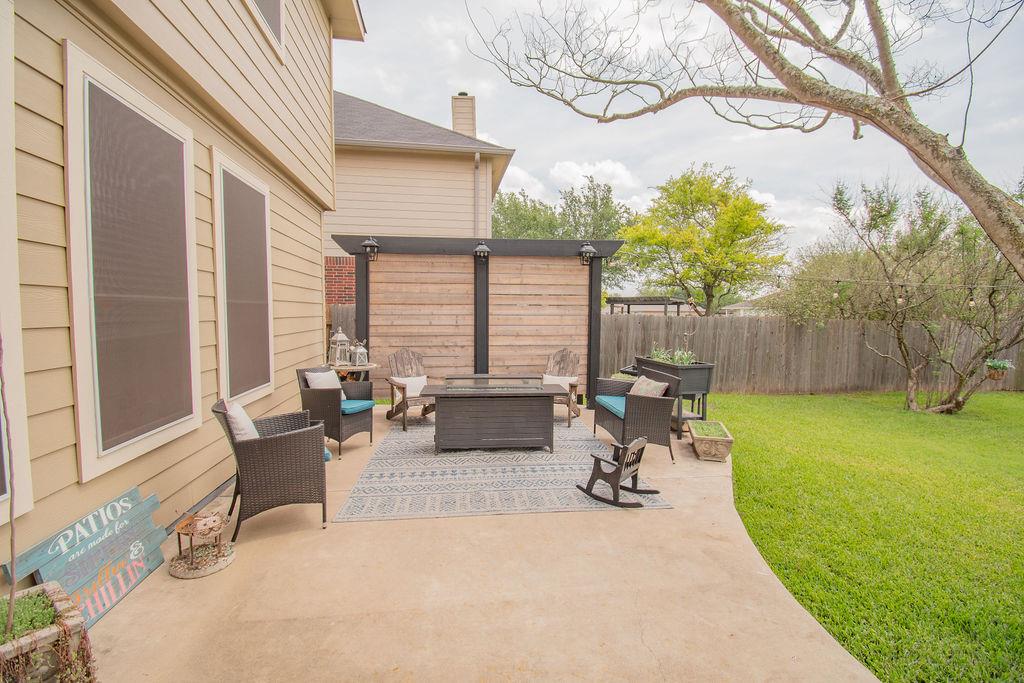 200 Floating Leaf Dr, Hutto, TX 78634