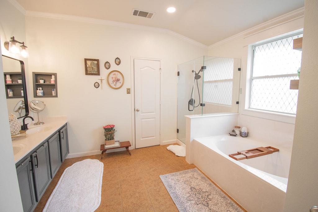 200 Floating Leaf Dr, Hutto, TX 78634