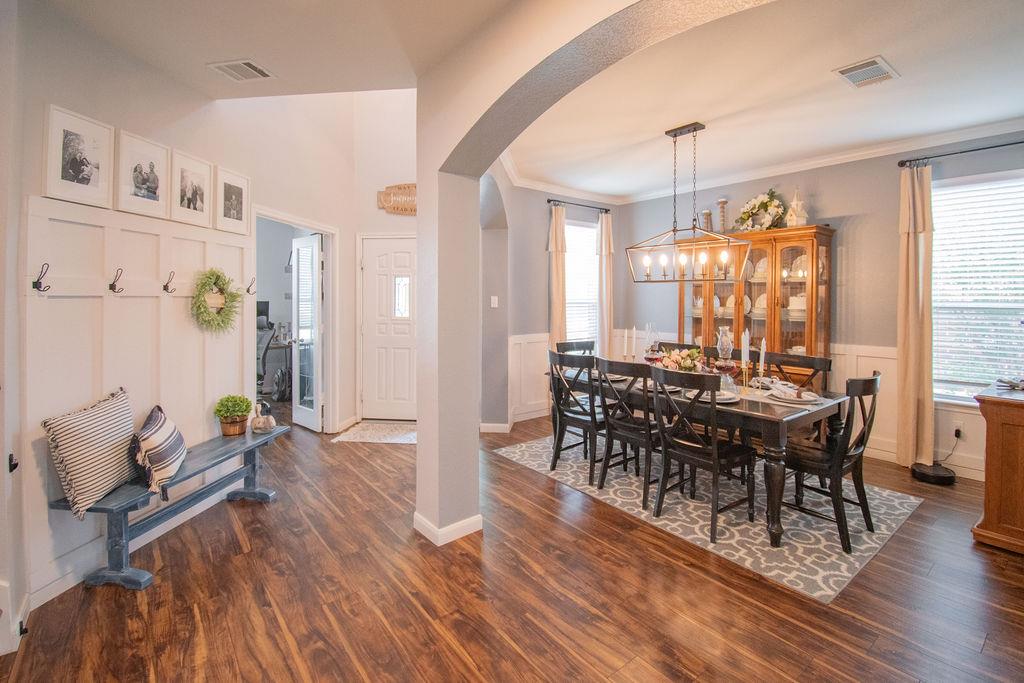 200 Floating Leaf Dr, Hutto, TX 78634