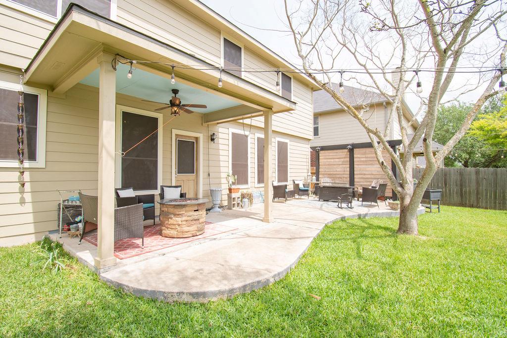 200 Floating Leaf Dr, Hutto, TX 78634