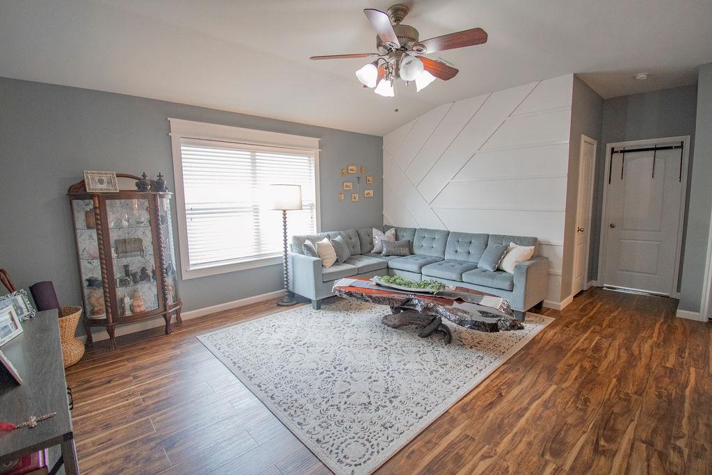 200 Floating Leaf Dr, Hutto, TX 78634