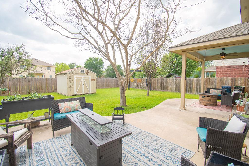 200 Floating Leaf Dr, Hutto, TX 78634