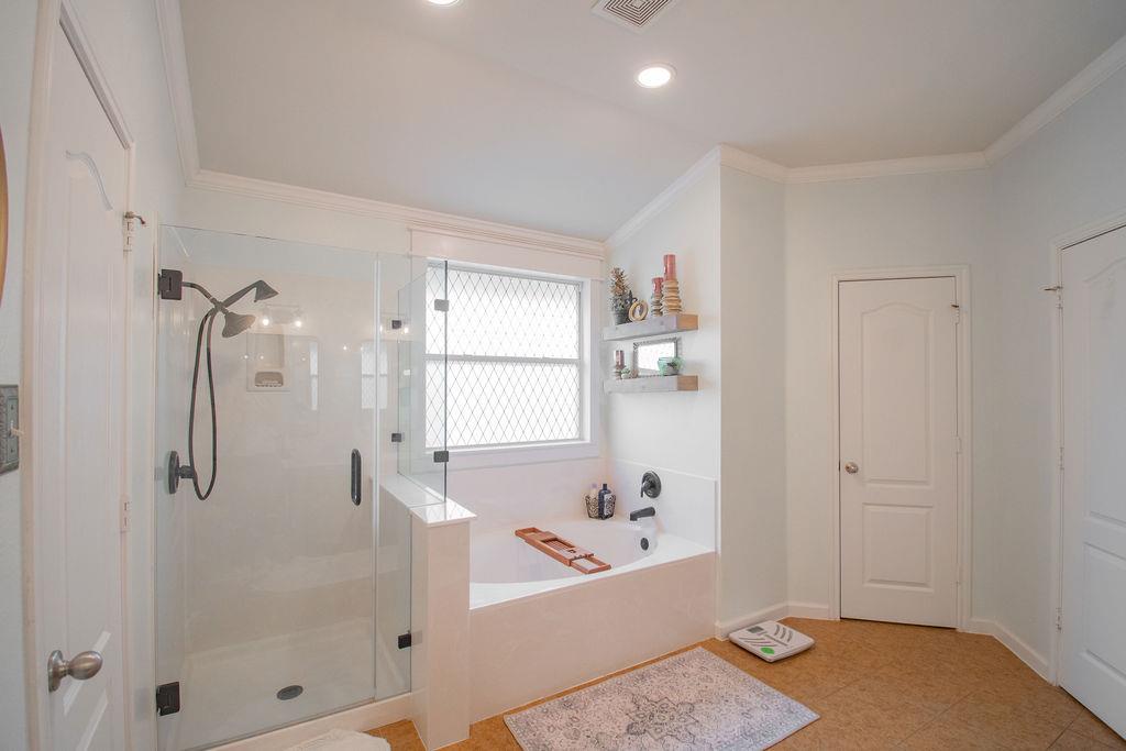 200 Floating Leaf Dr, Hutto, TX 78634