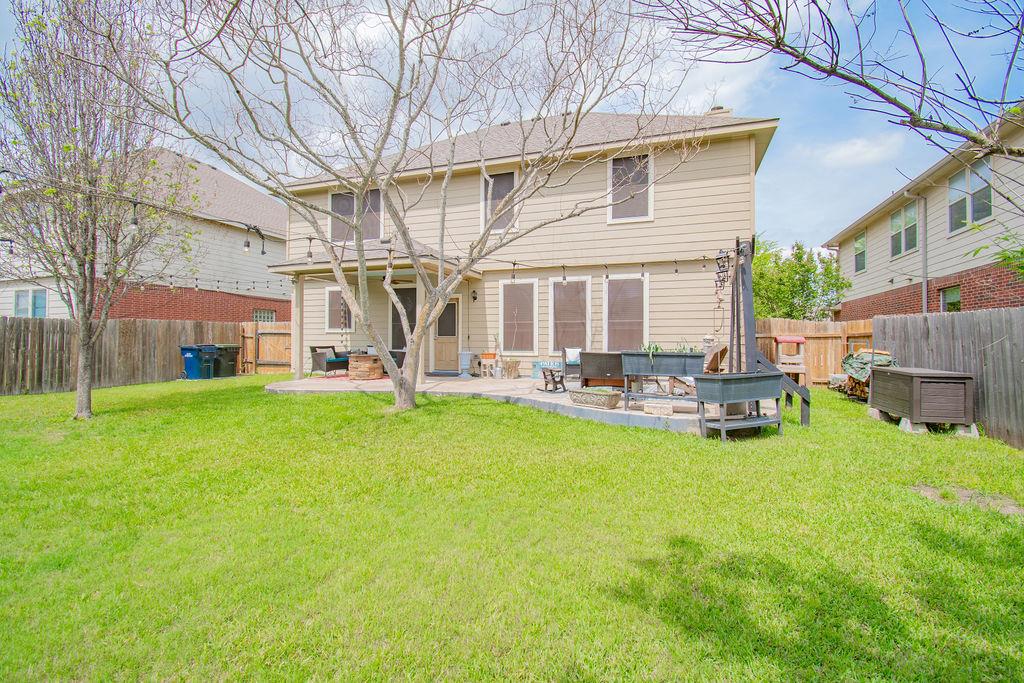 200 Floating Leaf Dr, Hutto, TX 78634