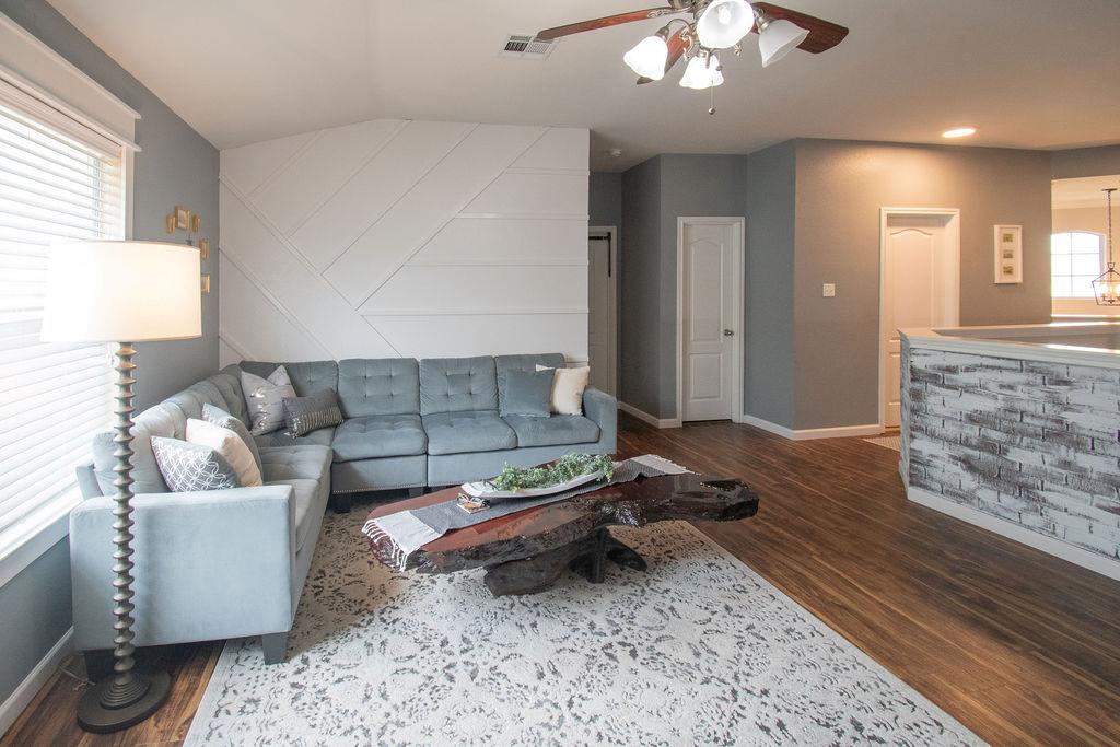 200 Floating Leaf Dr, Hutto, TX 78634