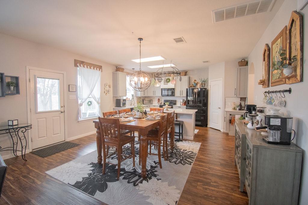 200 Floating Leaf Dr, Hutto, TX 78634