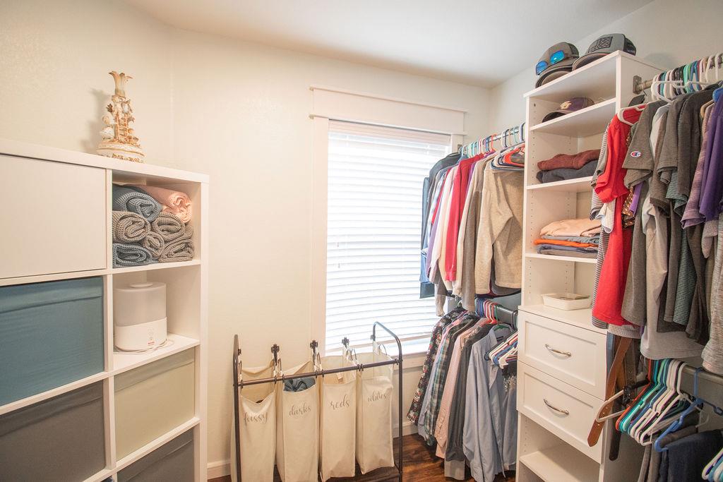 200 Floating Leaf Dr, Hutto, TX 78634