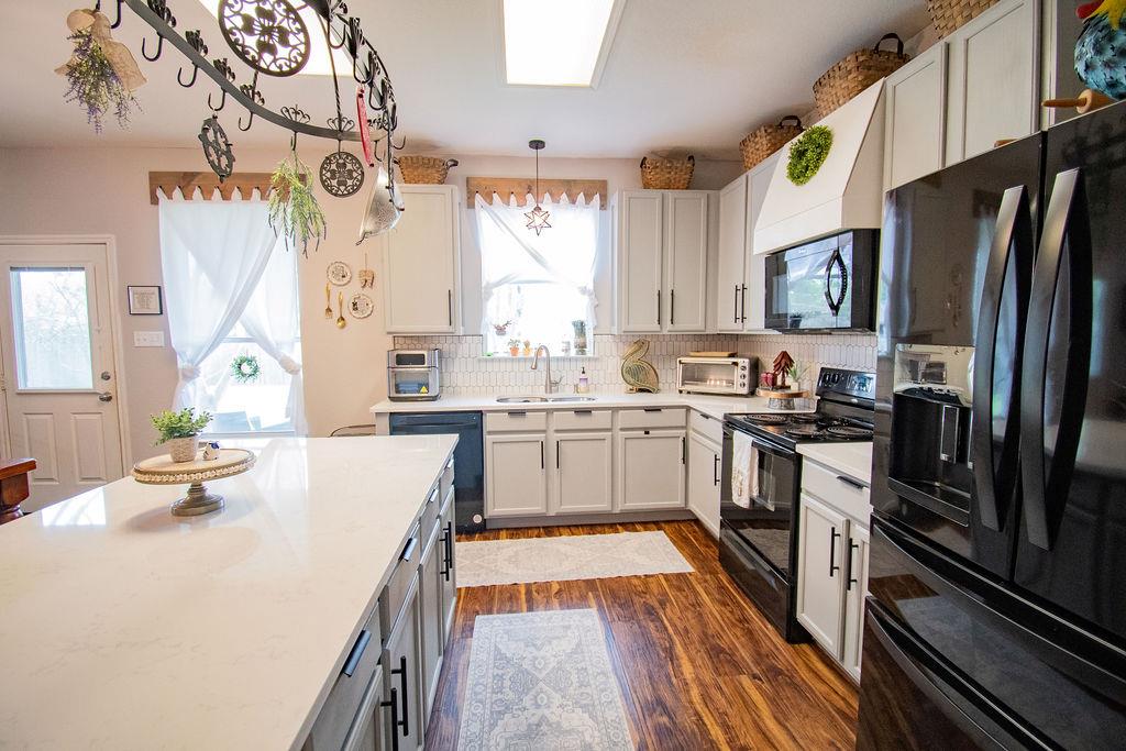 200 Floating Leaf Dr, Hutto, TX 78634