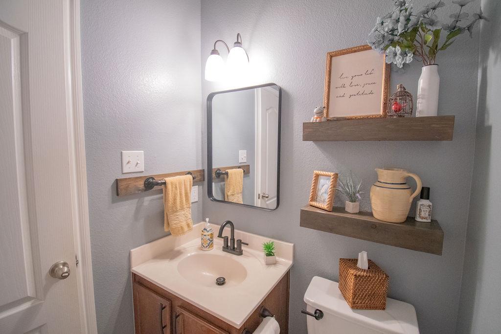 200 Floating Leaf Dr, Hutto, TX 78634