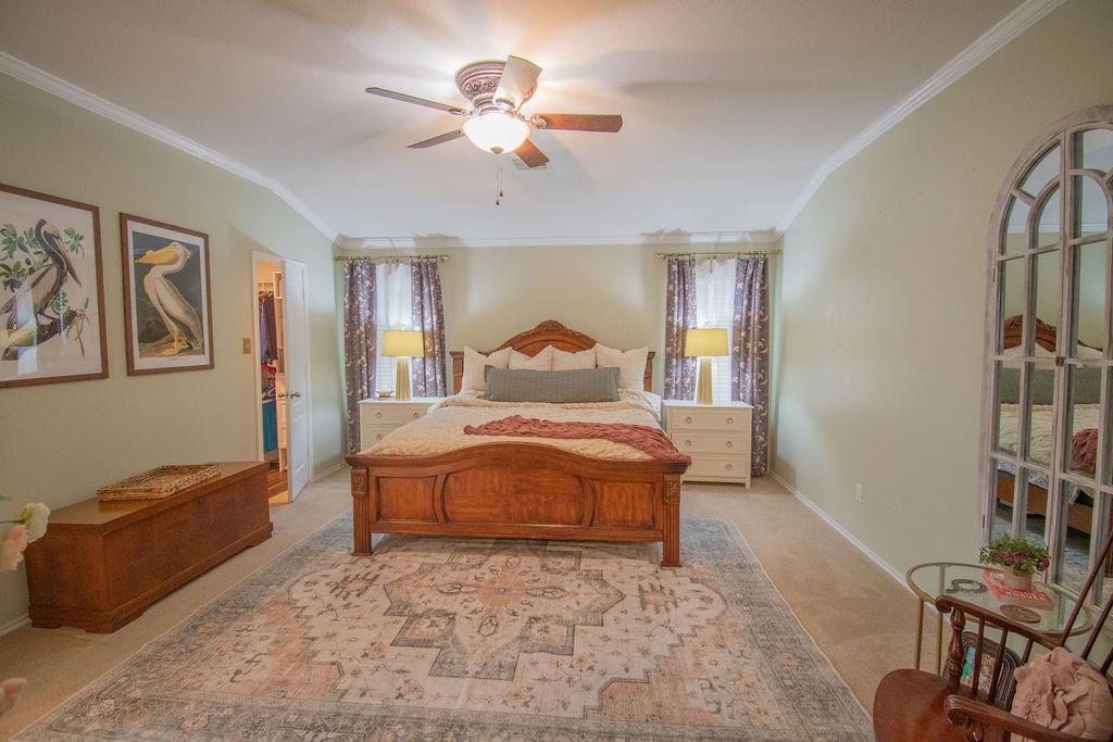 200 Floating Leaf Dr, Hutto, TX 78634