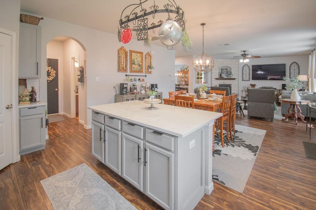 200 Floating Leaf Dr, Hutto, TX 78634