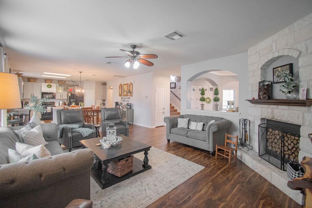 200 Floating Leaf Dr, Hutto, TX 78634