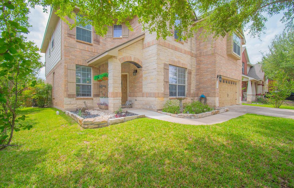 200 Floating Leaf Dr, Hutto, TX 78634