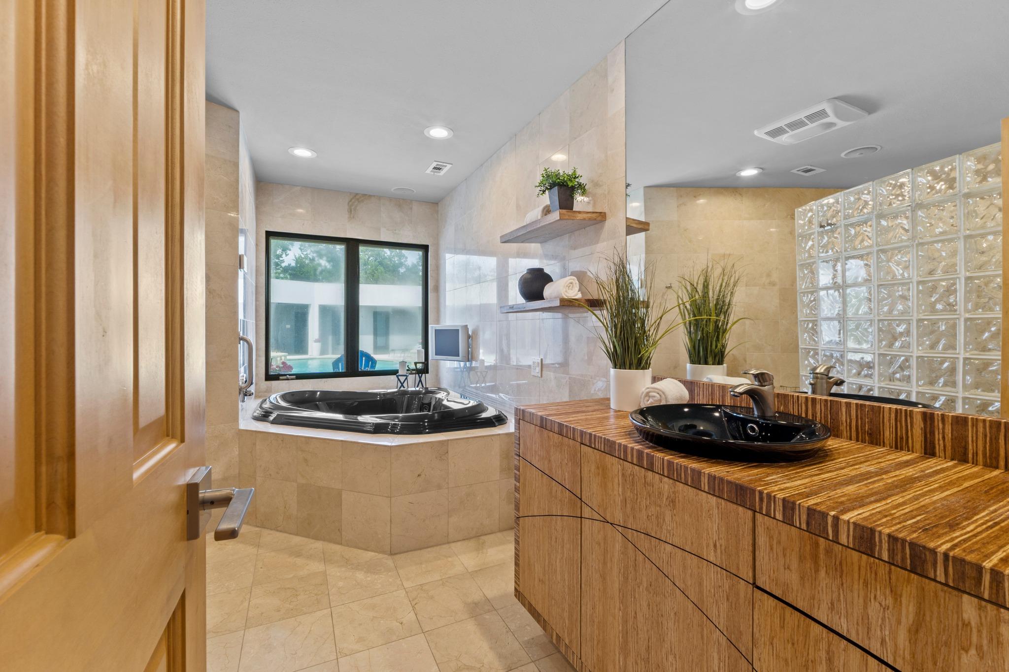 6947 Chinook Dr, Austin, TX 78736