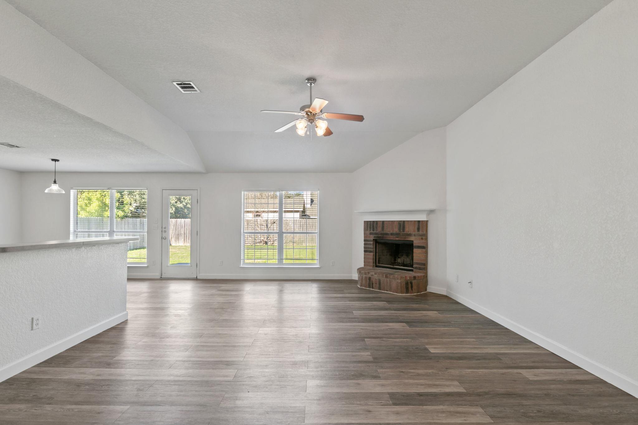 1609 Paint Brush Dr, Lockhart, TX 78644