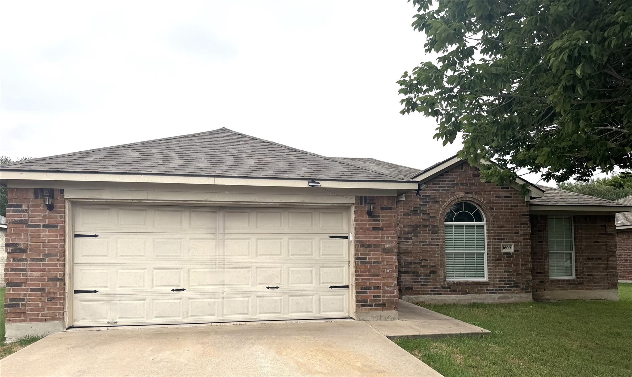 1609 Paint Brush Dr, Lockhart, TX 78644