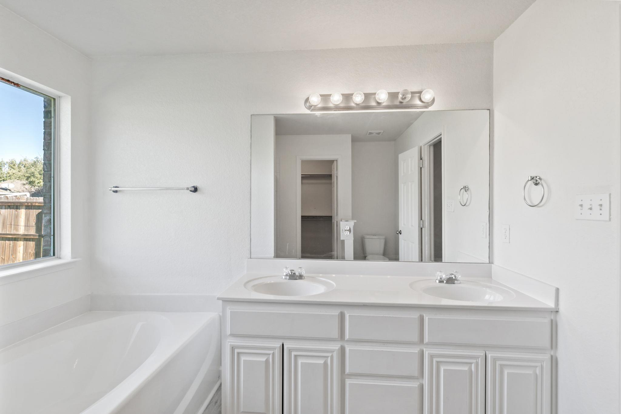 1609 Paint Brush Dr, Lockhart, TX 78644