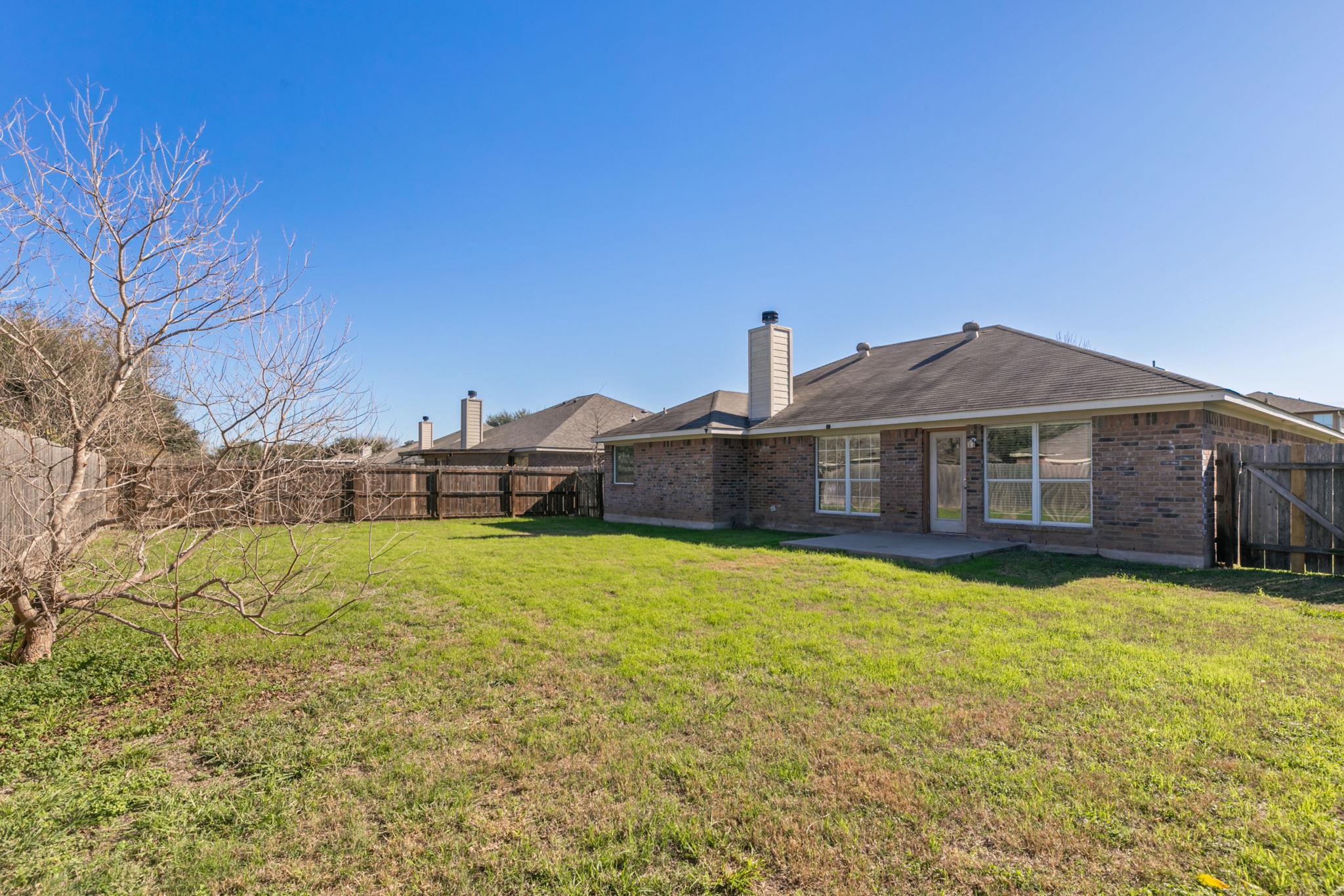 1609 Paint Brush Dr, Lockhart, TX 78644