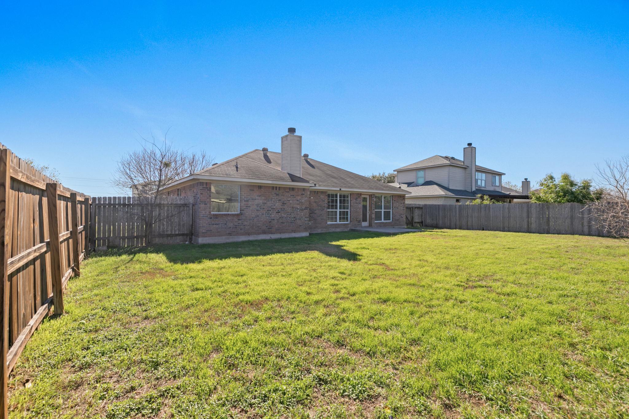 1609 Paint Brush Dr, Lockhart, TX 78644
