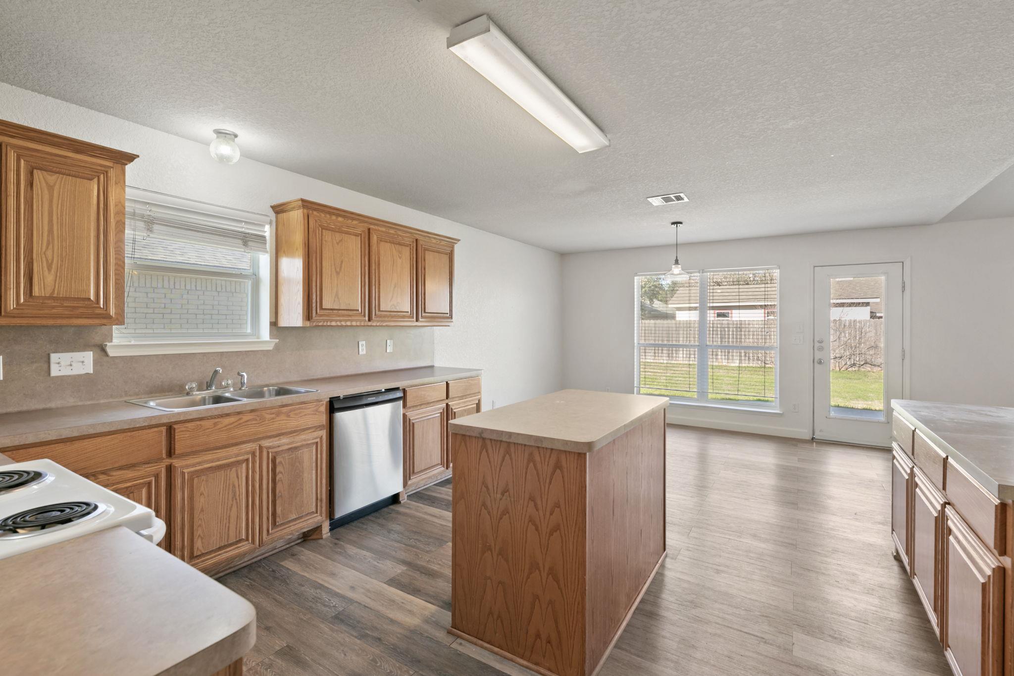 1609 Paint Brush Dr, Lockhart, TX 78644