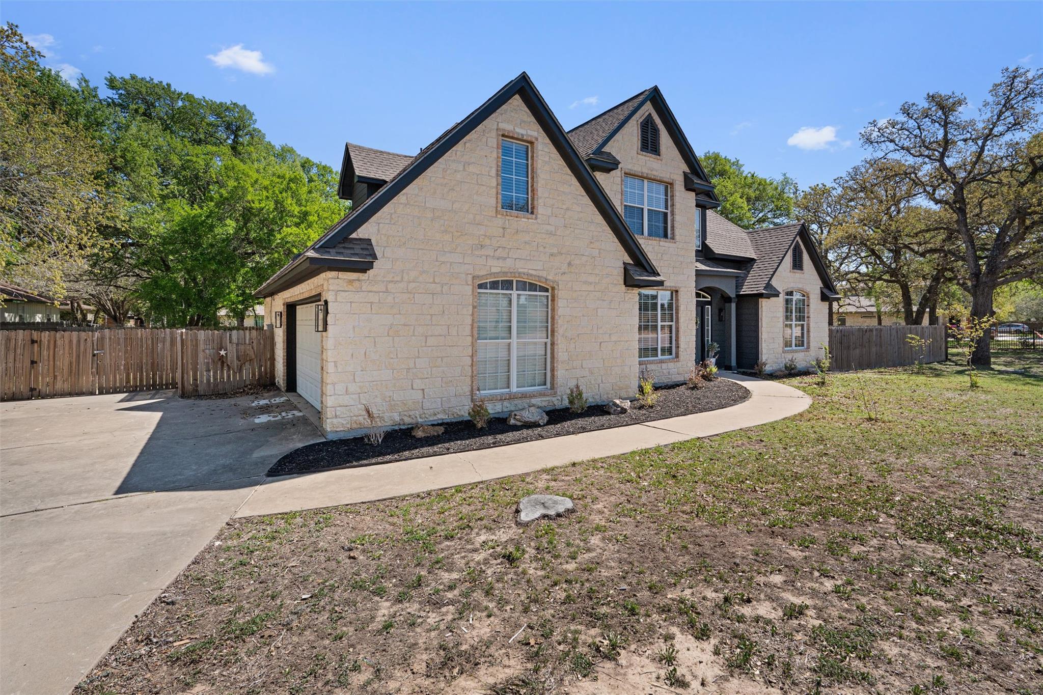 312 Country Club Dr, La Grange, TX 78945