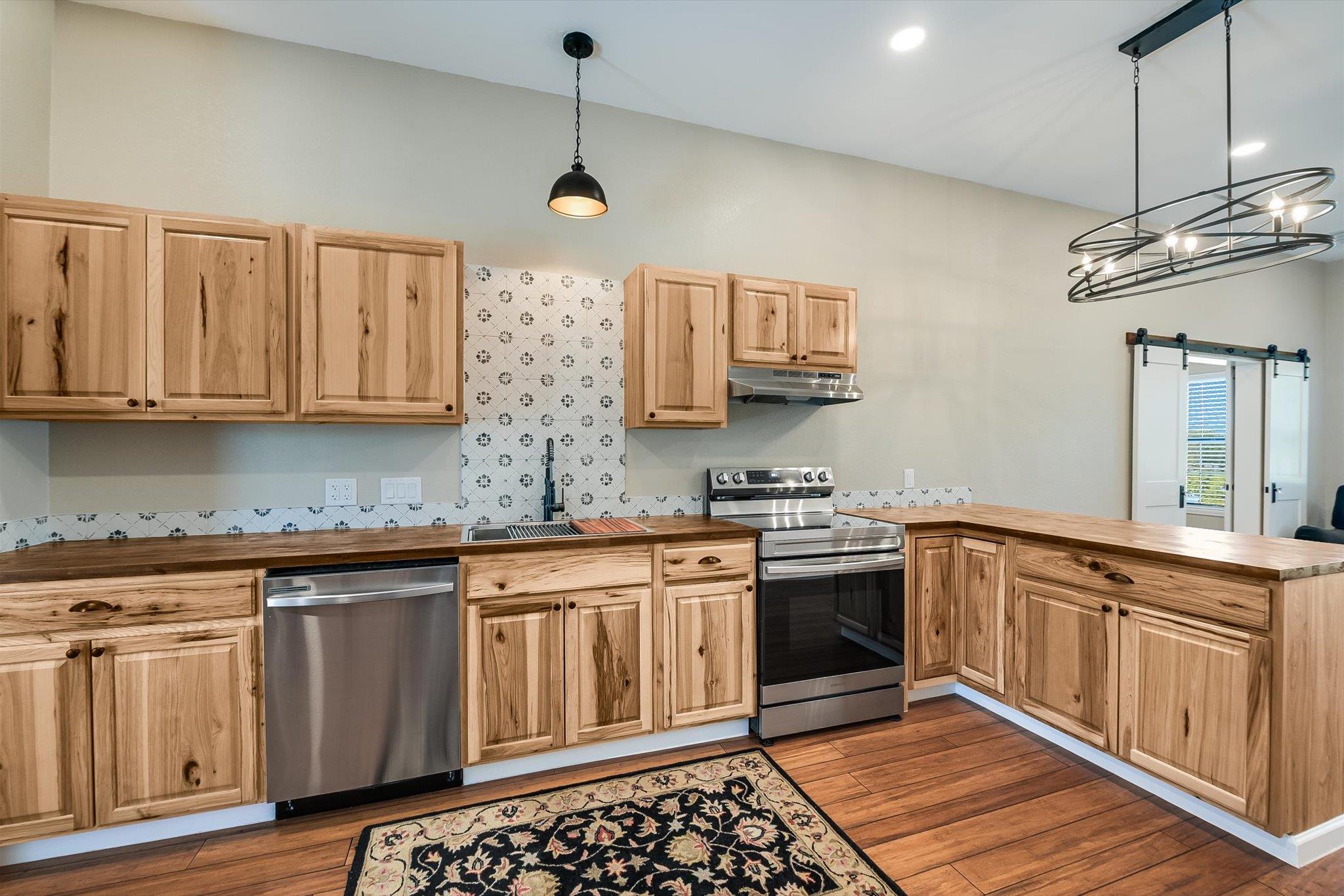 108 High Plains Trl, Spicewood, TX 78669