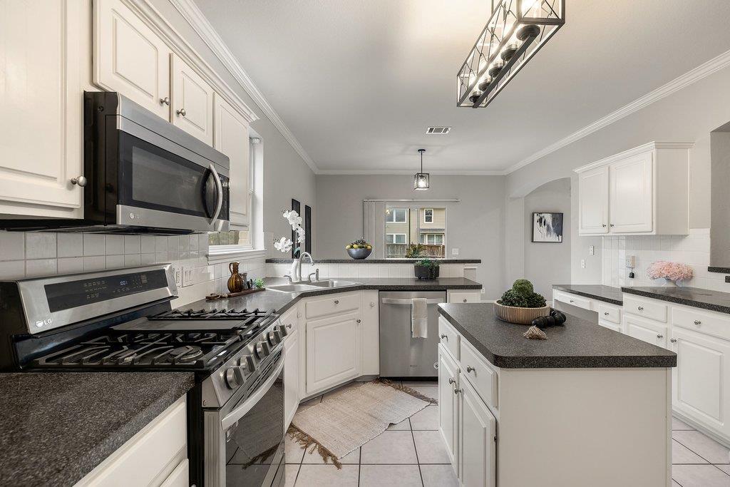 208 Settlers Valley Dr, Pflugerville, TX 78660