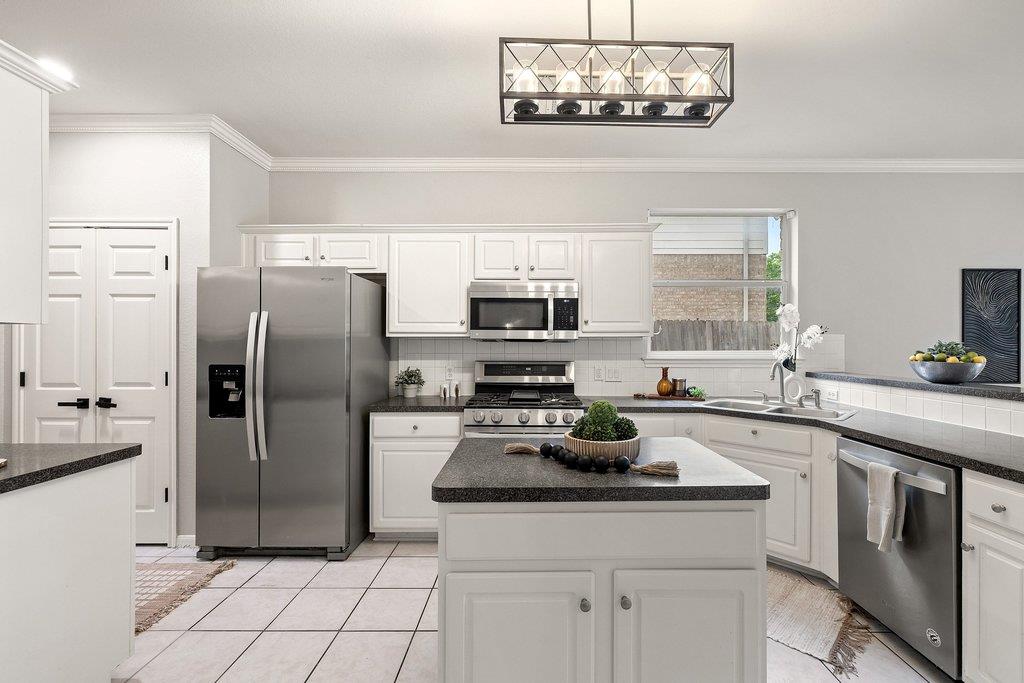 208 Settlers Valley Dr, Pflugerville, TX 78660