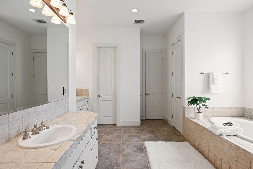 2 Dovedale Cv, The Hills, TX 78738
