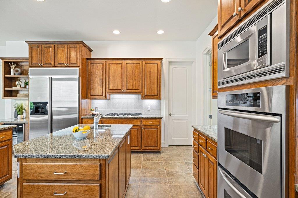 2 Dovedale Cv, The Hills, TX 78738
