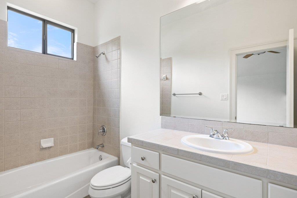 2 Dovedale Cv, The Hills, TX 78738