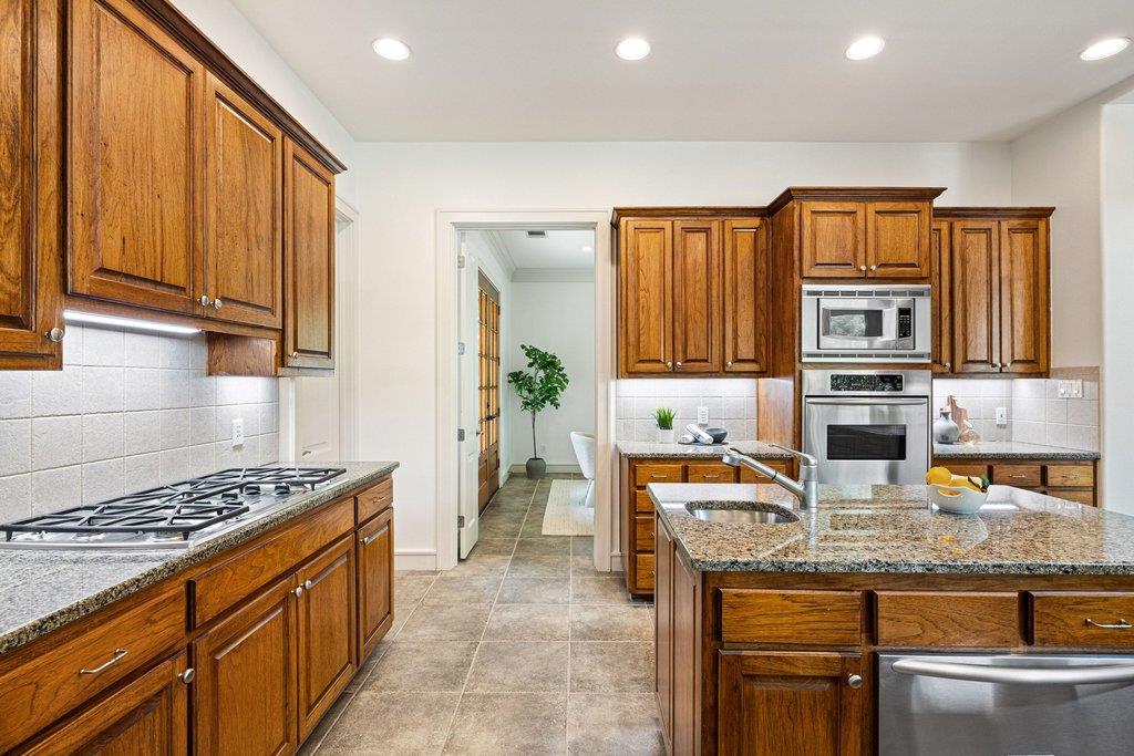 2 Dovedale Cv, The Hills, TX 78738
