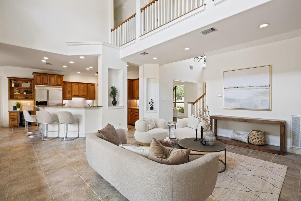 2 Dovedale Cv, The Hills, TX 78738